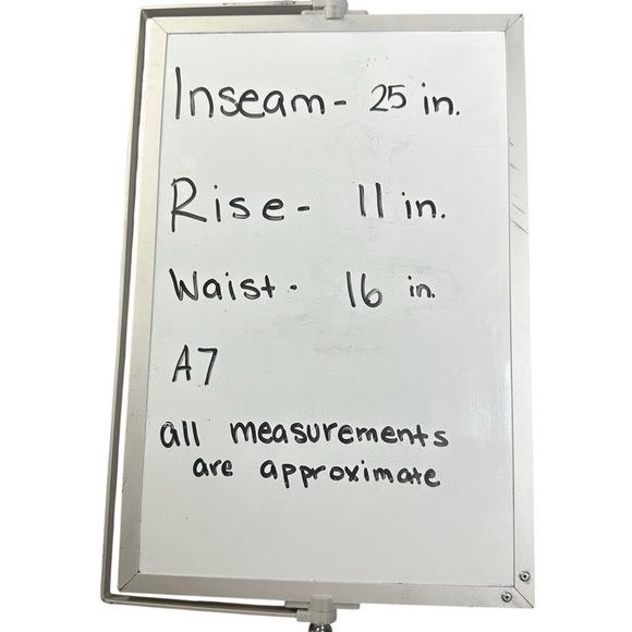 NWT Re/Done originals 90’s Loose Crop size 27 tan with metal
Grommets - Picture 11 of 11